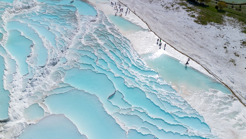 A képen a törökországi Pamukkale travertinjei láthatók. Ez a természeti csoda, amely szó szerint 